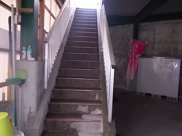 駐車場からの内階段